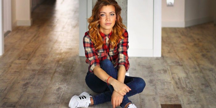 1680x1050 women, Sitting, Blonde, Looking At Viewer, Portrait, Sneakers, Pants