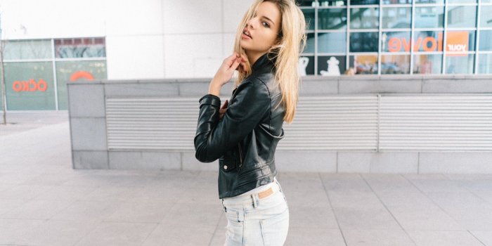 2048x1368 2900892 women blonde looking at viewer portrait pants jeans