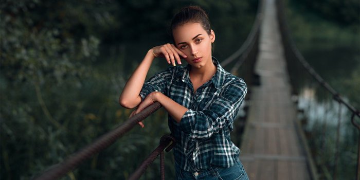 2048x1085 Download 2048x1085 Brunette, Wood Bridge, Jeans, Model, Women, Hands