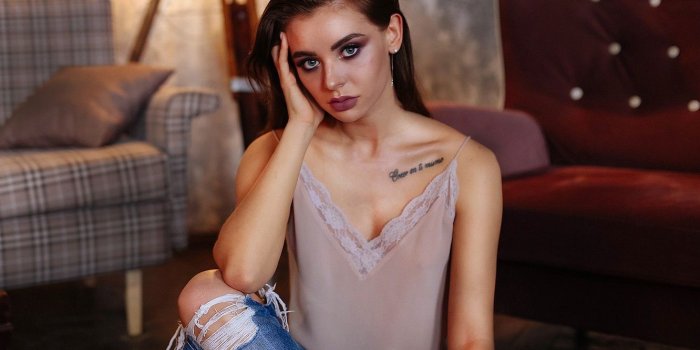 1332x850 Wallpaper girl, Model, photo, blue eyes, tattoo, jeans, brunette