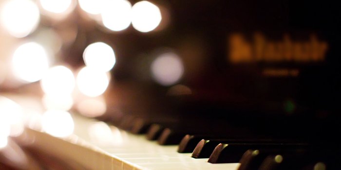 2399x1600 Piano Keys