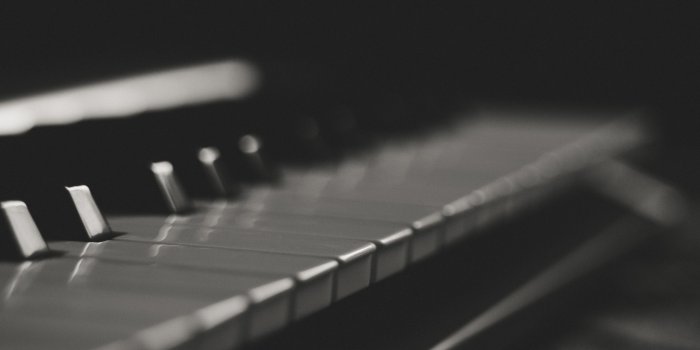6016x4000 Gray and Black Piano Keys · Free Stock Photo