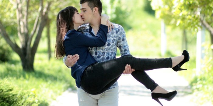 1920x1200 Couple Photos - Kiss Romantic Love Couple (#841430) - HD Wallpaper