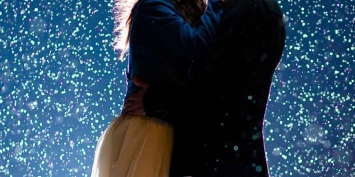 950x1689 Couple Kissing Raining Umbrella | Couple Wallpapers | Kissing in the