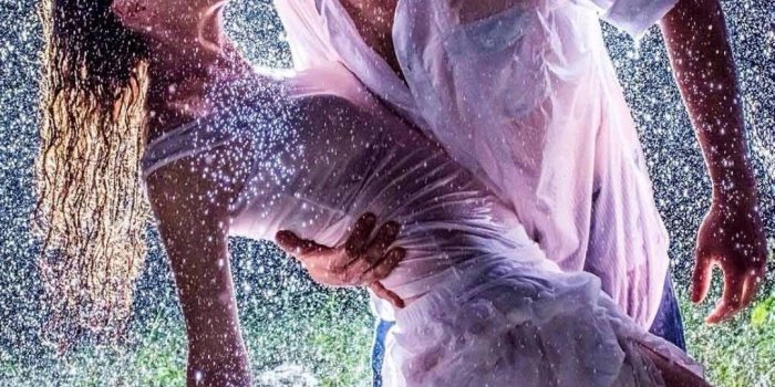 1080x1920 Romantic Couple iPhone Wallpaper in Rain | iPhoneWallpapers