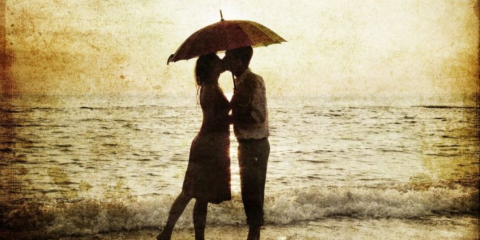 1920x1080 Full Hd Wallpaper Umbrella Sea Couple Kiss - Couple Under An