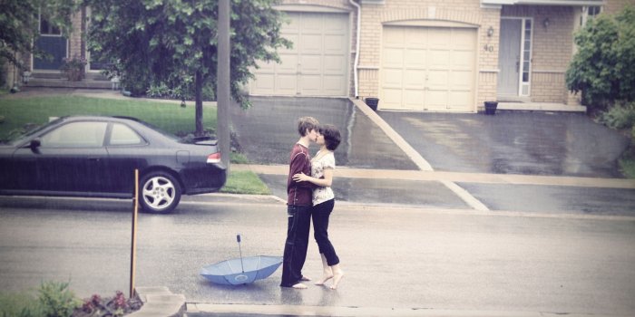 1920x1080 Couple Kissing On Road In Rain HD Wallpaper