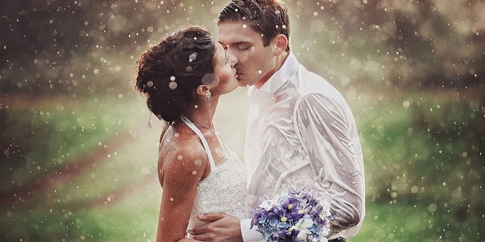 1600x1000 Romantic Couple Kissing In Rain - Valentines Day 2019