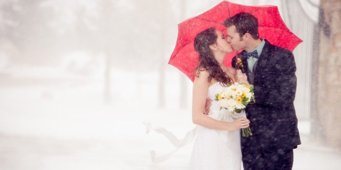1600x1067 Romantic Couple Kissing In Rain - Valentines Day 2019