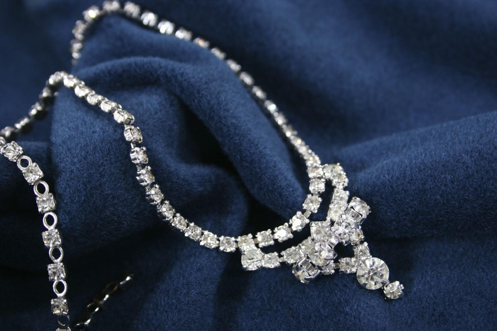 1698x1131 Simple Diamond Necklace Wallpapers Images Very High Resolution