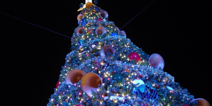 1680x1050 73+] Disney Christmas Wallpaper Desktop on WallpaperSafari