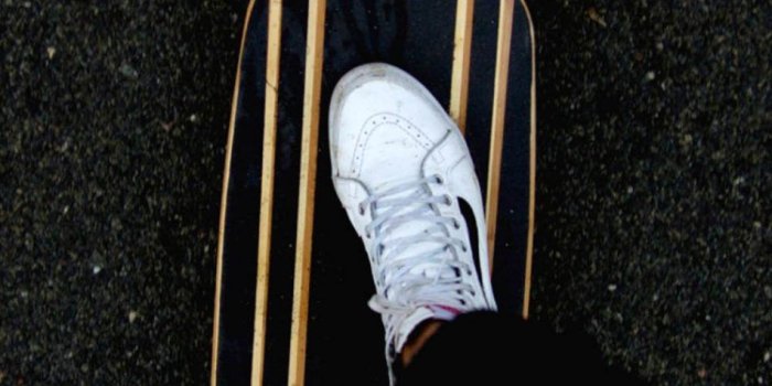 950x1520 Skateboard Sneakers Hd Mobile Wallpaper - Lock Screen Skateboard