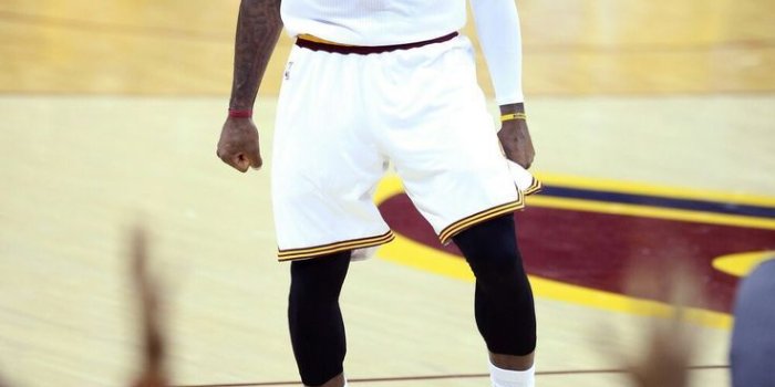 736x1104 Lebron - Lebron James Screaming Cleveland (#72122) - HD Wallpaper