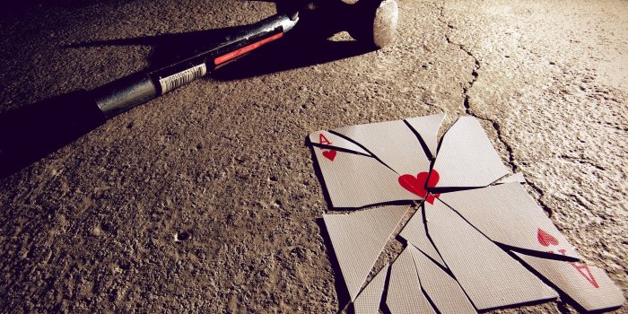 2560x1600 Broken Ace card wallpapers | Freshwallpapers