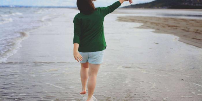 2048x1366 3058454 alone, barefoot, beach, enjoyment, girl, green, happy, joy