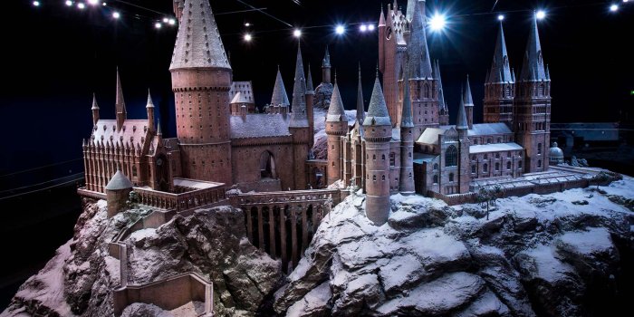 1600x1000 You Can Eat a Christmas Feast and Attend the Yule Ball at the Real