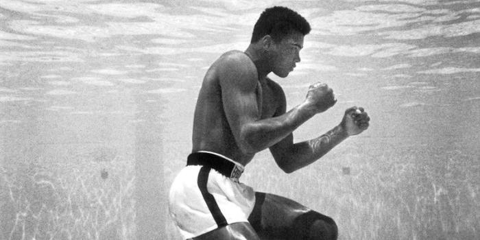 800x1163 Muhammad Ali (then still Cassius Clay) training in a pool at the Sir