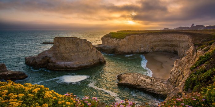 2000x1335 Shark Fin Cove on the Coast of Santa Cruz, California HD Wallpaper