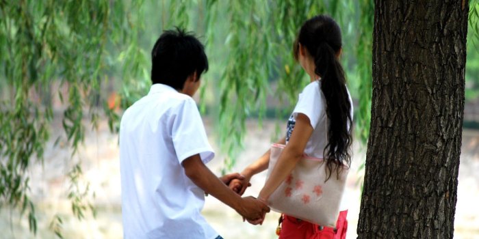 1600x1074 Download 1600x1074 wallpaper Cute Couple in Love Holding Hands