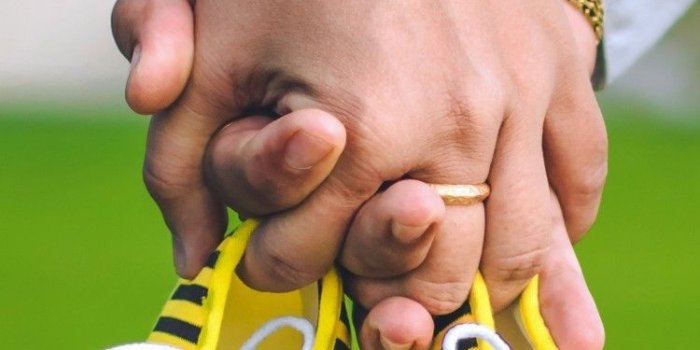 750x1334 Couple, Hands, Baby Shoes, Cute, Romance - Cute Couple Hand Pic Hd