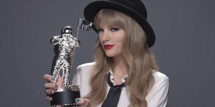 3840x2160 Taylor Swift holding her award HD desktop wallpaper : Widescreen
