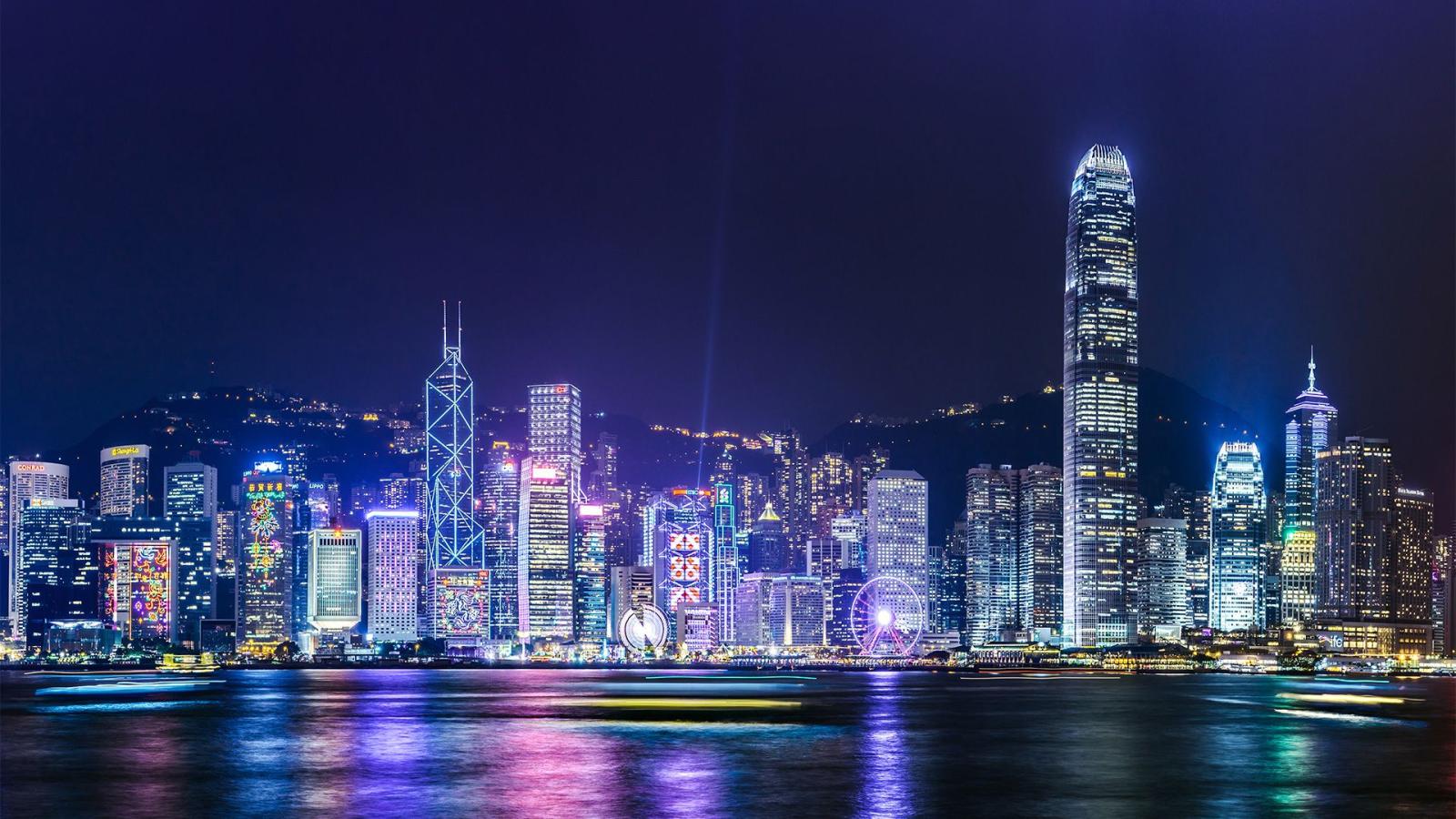 1920x1080 View of Victoria Harbour in Hong Kong at night, China | Windows 10