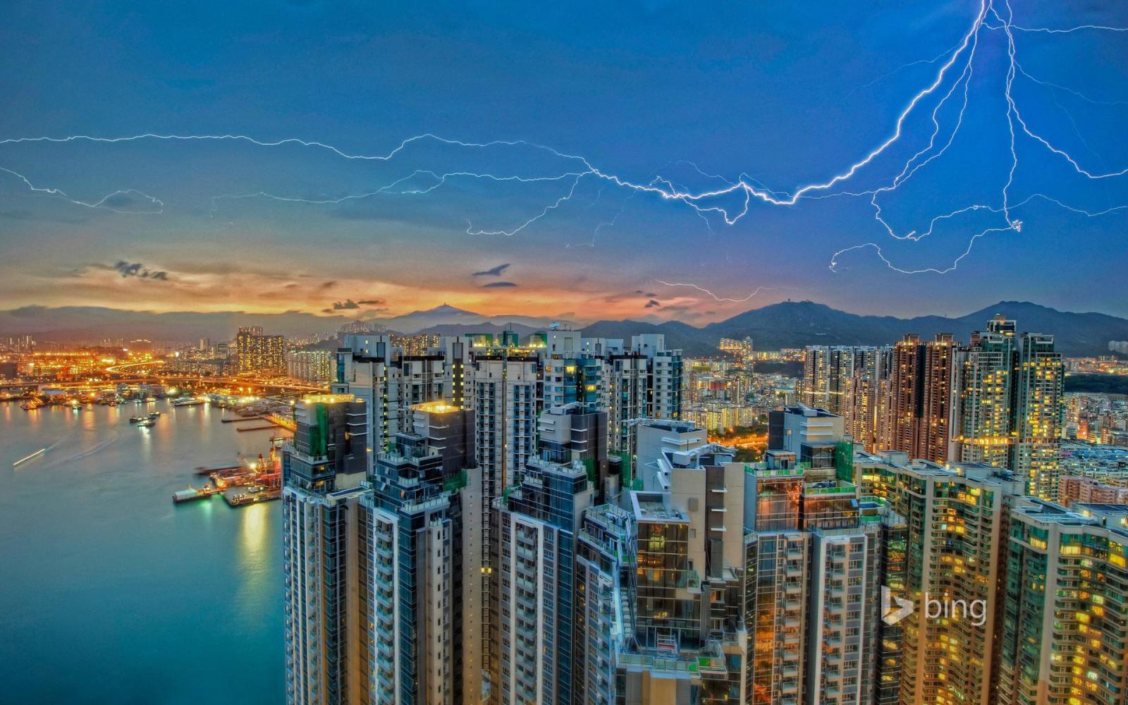 1920x1200 Lightning over Kowloon, Hong Kong (© Daniel Chui/Moment/Getty Images