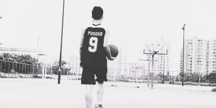 5184x3456 greyscale photo of man with basketball free image | Peakpx
