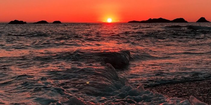 938x1668 Download wallpaper 938x1668 sea, ocean, sunset, foam, surf, horizon