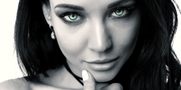 1332x850 Wallpaper black & white, girl, green eyes, long hair, photo