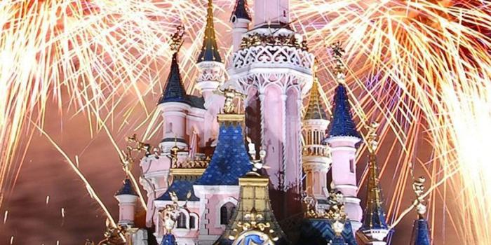 1040x1536 Parallax-Wallpapers.com — Disney Castle Fireworks HD wallpaper