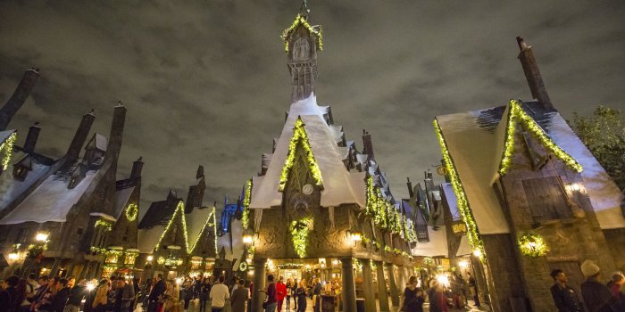 3000x1873 Christmas at the Wizarding World of Harry Potter is fittingly magical