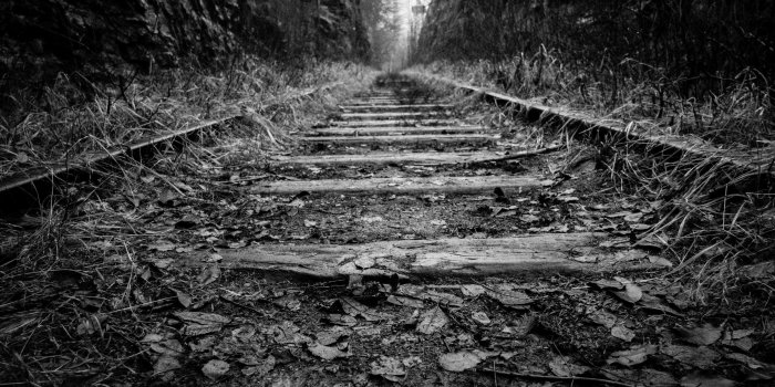 4608x2592 Grayscale Photography of Train Railway · Free Stock Photo