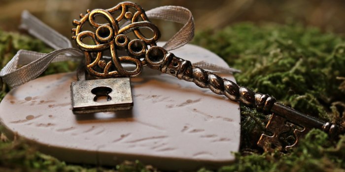 5794x2396 Silver-colored key with lock on heart-shaped board HD wallpaper