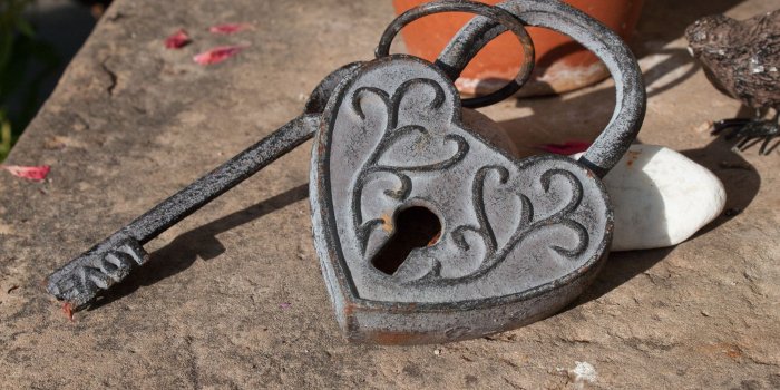 2000x1333 grey heart lock and key free image | Peakpx