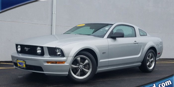 1600x1200 Pre-Owned 2006 Ford Mustang GT Deluxe RWD 2dr Car
