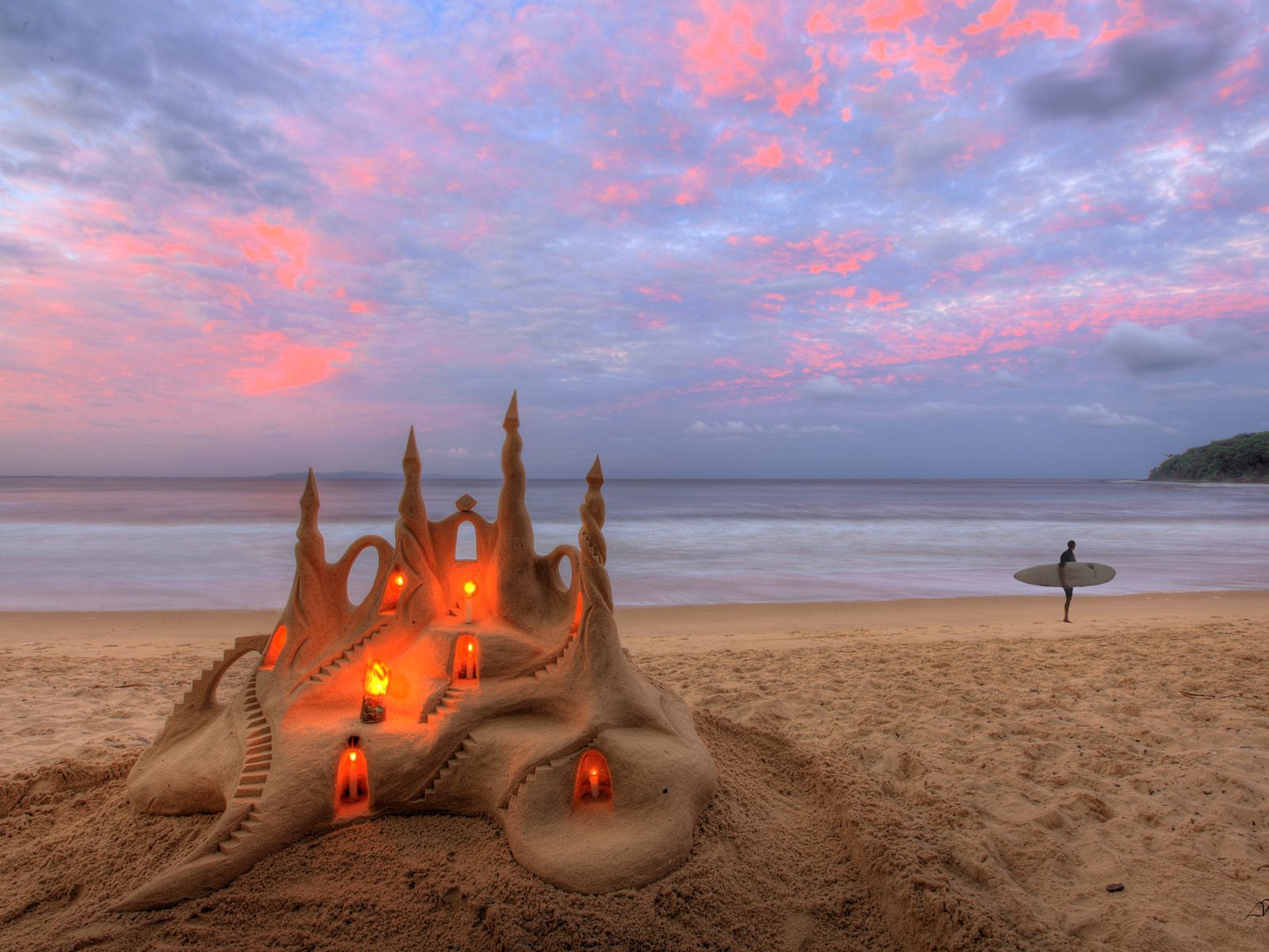 1600x1200 Castles in the Sand, Noosa, Australia. Every night a variation of