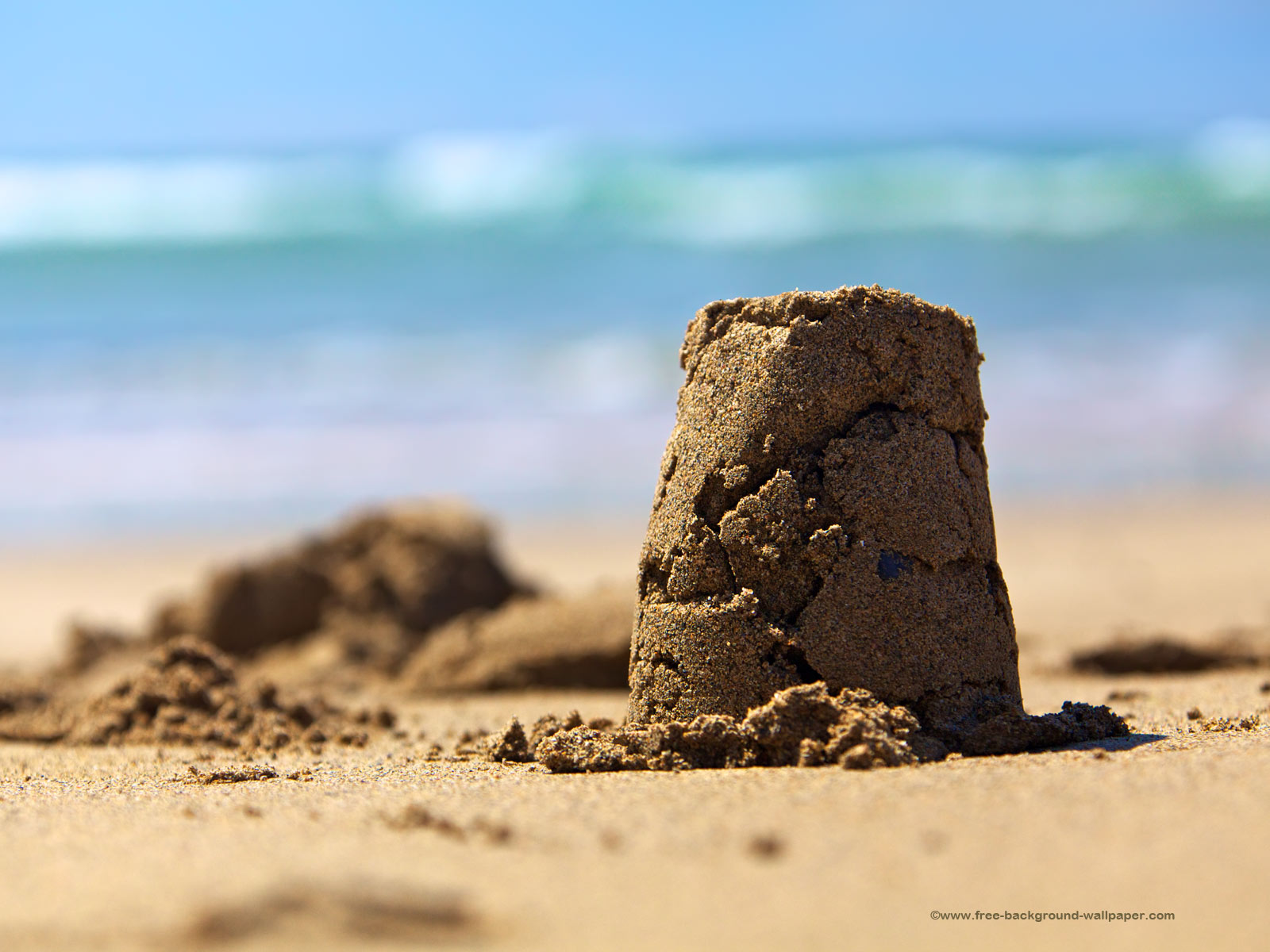 1600x1200 Sand Castle on Beach Beach Background - 1600x1200 pixels