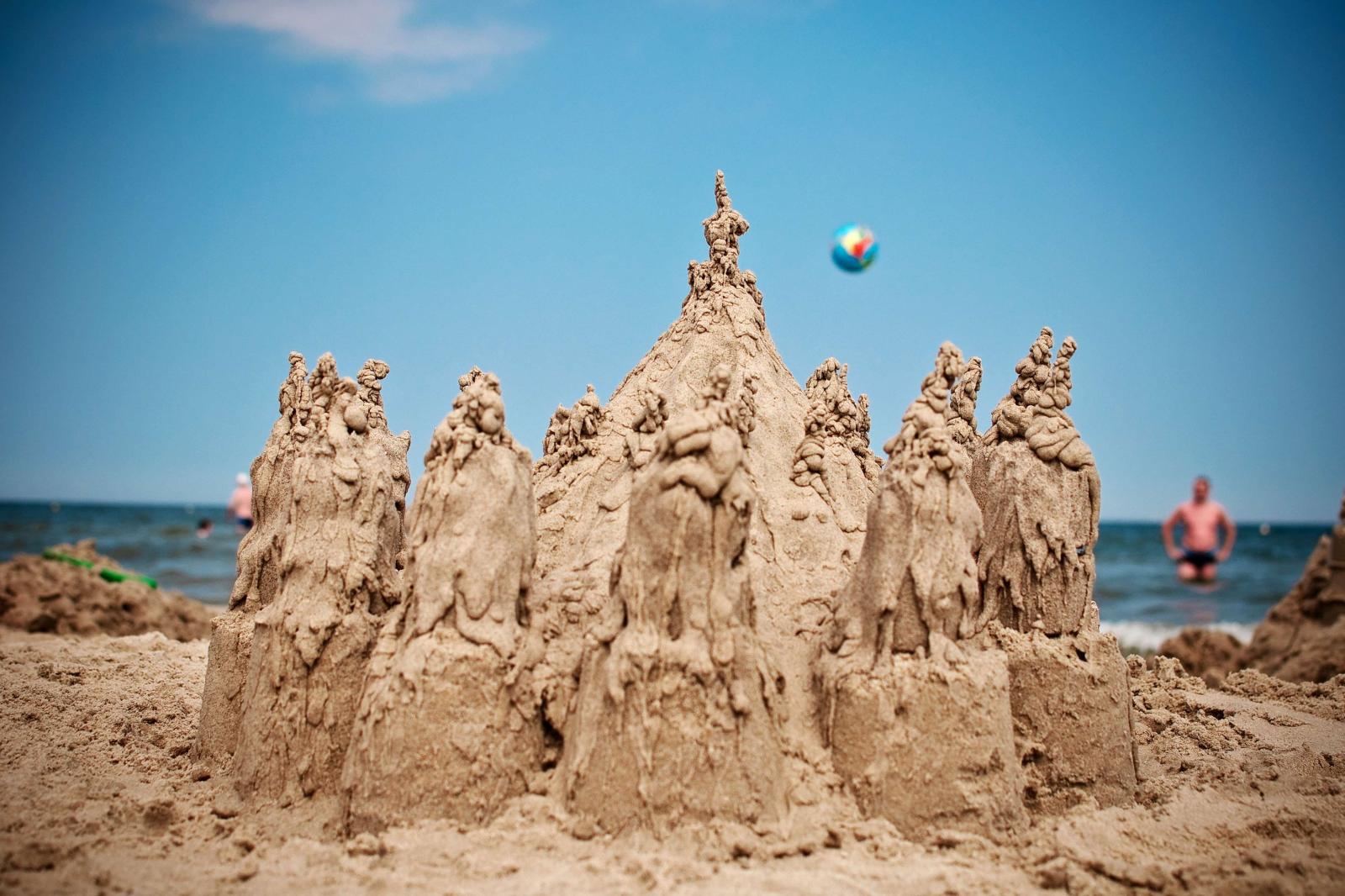 3840x2560 3016276 beach, beachball, ocean, people, sand, sand castle, sea