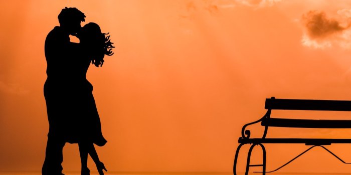 1600x1200 Silhouette of a kissing couple in love under moonlight Desktop