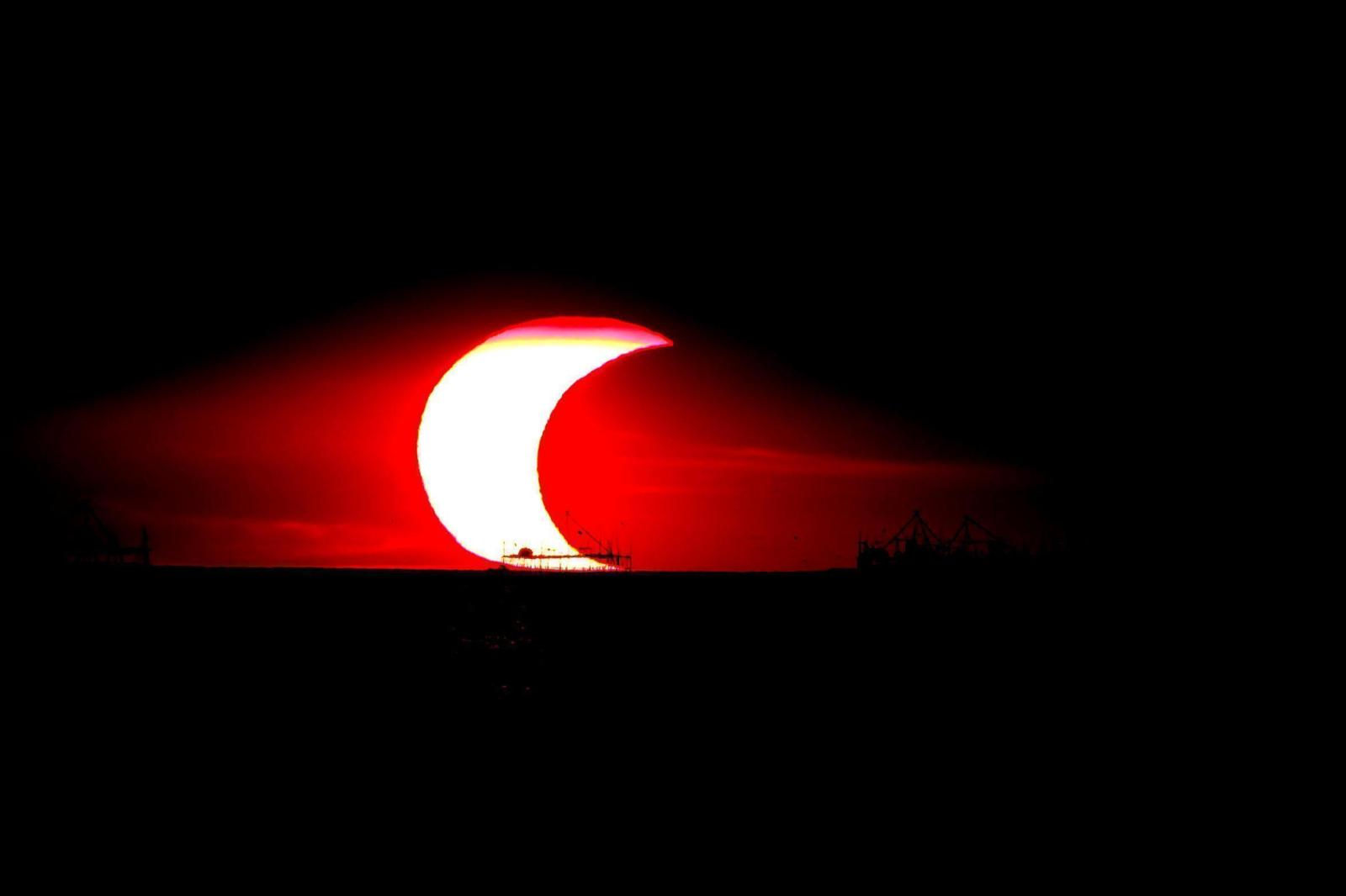 2352x1568 Sun And Moon HD Wallpaper - THIS Wallpaper