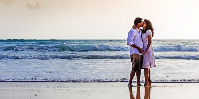 1920x1200 Romantic Couple Wallpaper Kissing - Beach Scene With Couple Free