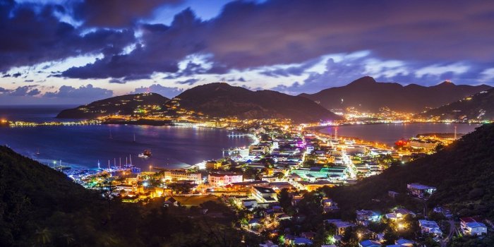 1600x900 Where was this night time photograph taken (Windows 10 lock screen