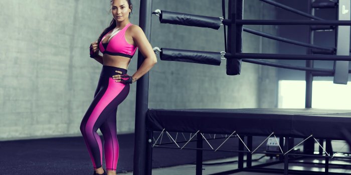 3600x2273 Woman wearing yoga pants and sports bra near boxing ring HD