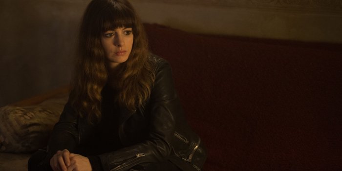 3200x1680 Woman Wearing Black Leather Jacket Hd Wallpaper - Anne Hathaway