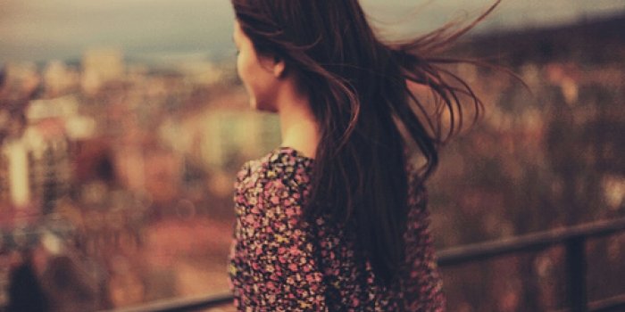 2560x1440 Alone Girl Free Hair Back