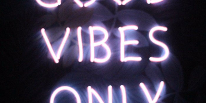 1521x1600 GOOD VIBES ONLY NEON SIGN PINK GLOW LIGHT WALL TROPICAL