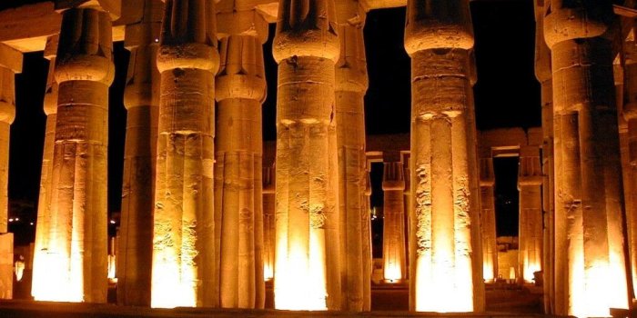 1024x768 Egyptian Temple At Night In Luxor - Buildings Wallpaper