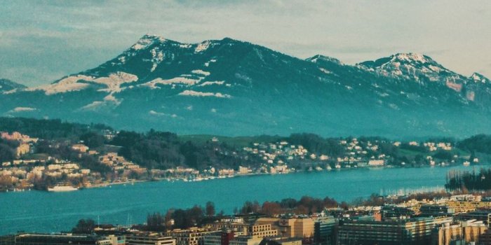 938x1668 Download wallpaper 938x1668 city, overview, mountains, buildings