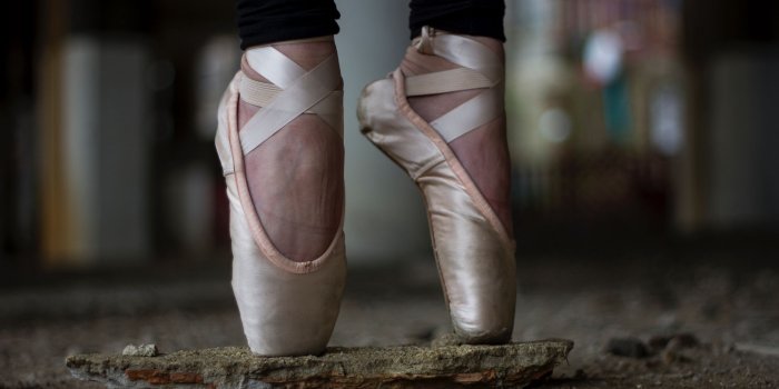 2560x1440 Download wallpaper 2560x1440 pointe, ballerina, legs widescreen 16